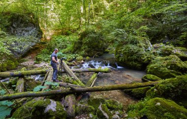 Galbena Nehri üzerinde kamera ile fotoğrafçı