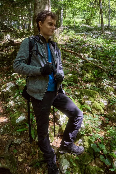 Ragazzo adolescente escursioni sul sentiero della foresta — Foto Stock