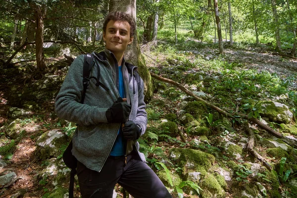 Adolescente caminhadas menino na trilha da floresta — Fotografia de Stock