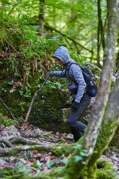 Teenage boy hiking on forest trail — Stock Photo, Image