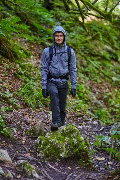 Tiener wandelen op bospad — Stockfoto