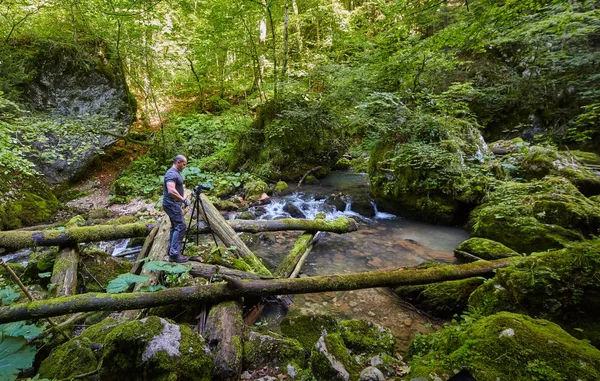 Galbena Nehri üzerinde kamera ile fotoğrafçı