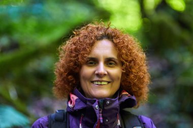 Kızıl saçlı backpacker ormanda