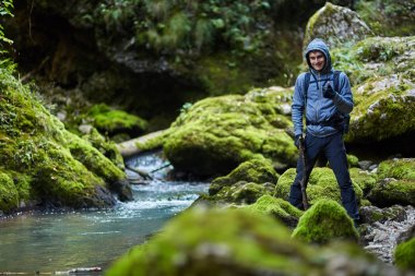 Nehri yakınında sırt çantası ile genç çocuk