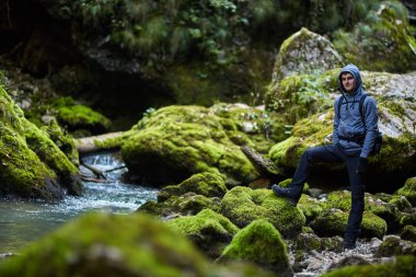 Nehri yakınında sırt çantası ile genç çocuk