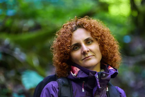 Redhead backpacker in the woods — Stock Photo, Image