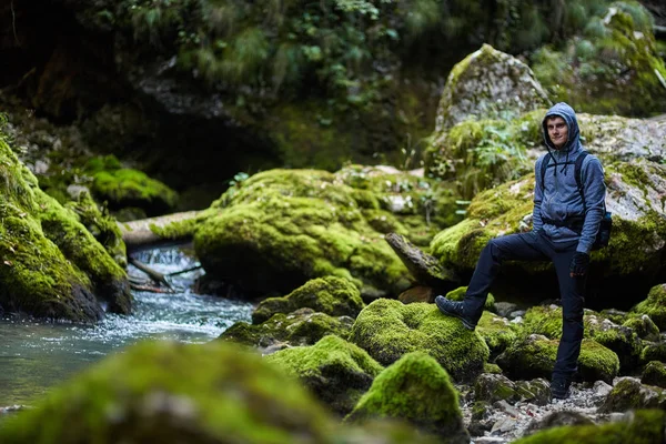 Nehri yakınında sırt çantası ile genç çocuk