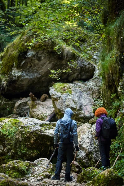 Wanderer mit Rucksack in Schlucht — Stockfoto