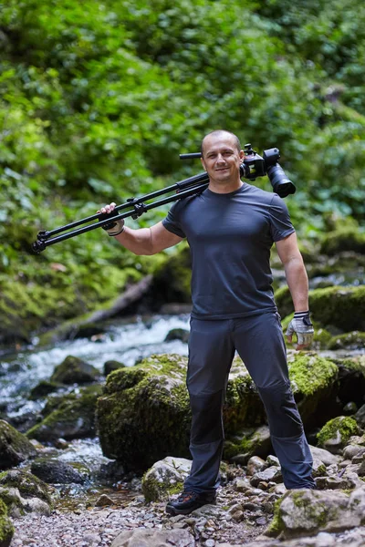 Fotógrafo de naturaleza con cámara en trípode — Foto de Stock