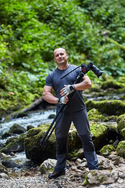 Naturfotograf med kameran på stativ — Stockfoto