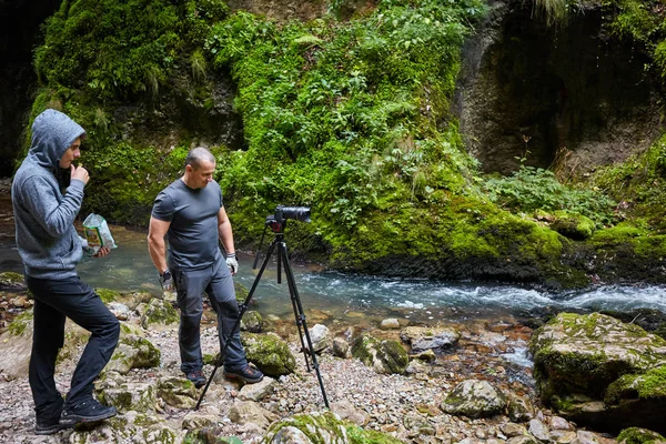 Doğa fotoğrafçısı fotoğraf makinesi tripod üzerinde kamera ile — Stok fotoğraf