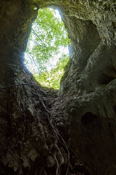 Veiligheidsketting op berg muur — Stockfoto