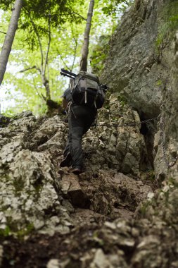 adam Emanet zincirleri üzerinde