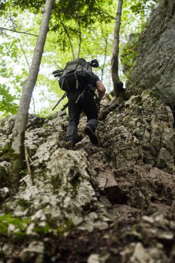 adam Emanet zincirleri üzerinde