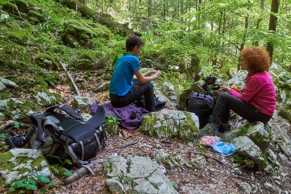 Wandelaars die rusten op de trail — Stockfoto