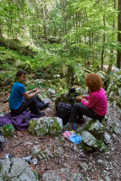 Wandelaars die rusten op de trail — Stockfoto