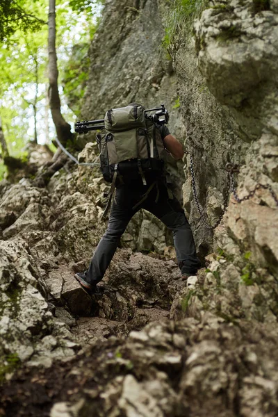 adam Emanet zincirleri üzerinde