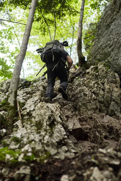 adam Emanet zincirleri üzerinde