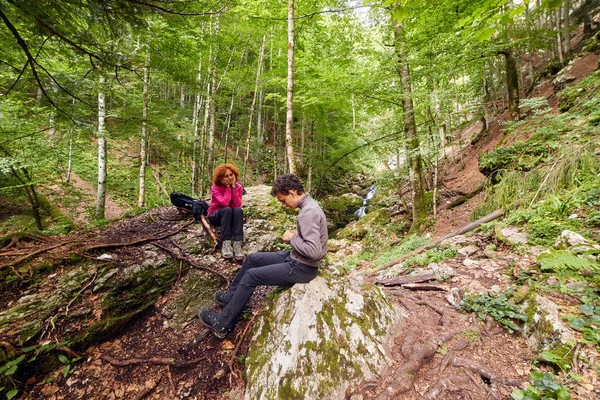 iz üzerinde dinlenme yürüyüşçü