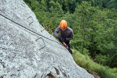 Genç çocuk yolu üzerinde tırmanma 