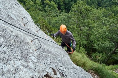 Genç çocuk yolu üzerinde tırmanma 