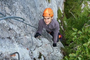 Genç çocuk yolu üzerinde tırmanma 