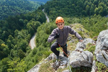 Genç çocuk yolu üzerinde tırmanma 