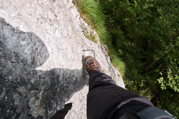 Bergbeklimmer klimmen via ferrata — Stockfoto