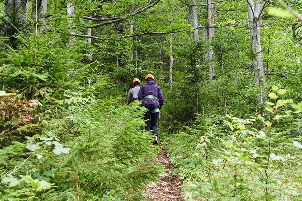 Via ferrata ekipman ile insanlar