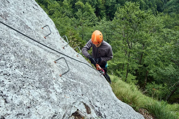 Genç çocuk yolu üzerinde tırmanma 