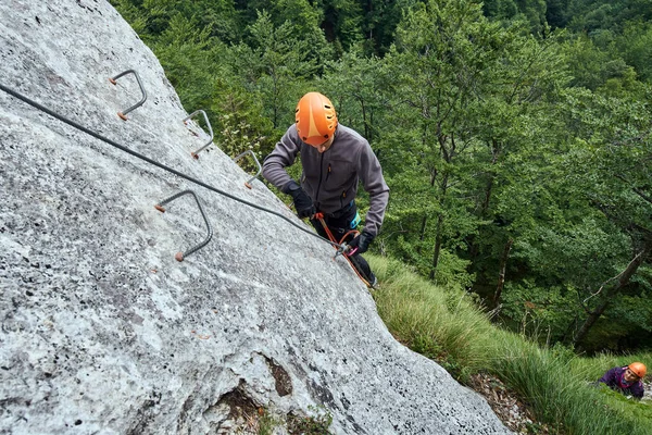 Fiatal fiú hegymászó útvonalon — Stock Fotó