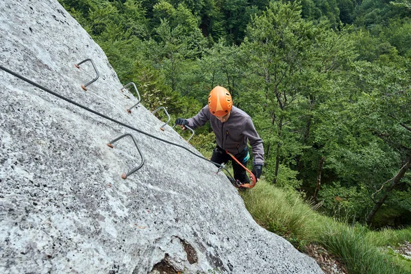 Jonge jongen klimmen op route — Stockfoto