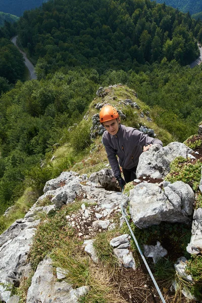 Genç çocuk yolu üzerinde tırmanma 