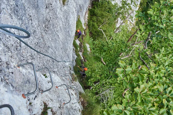 Pessoas escalando em montanhas — Fotografia de Stock