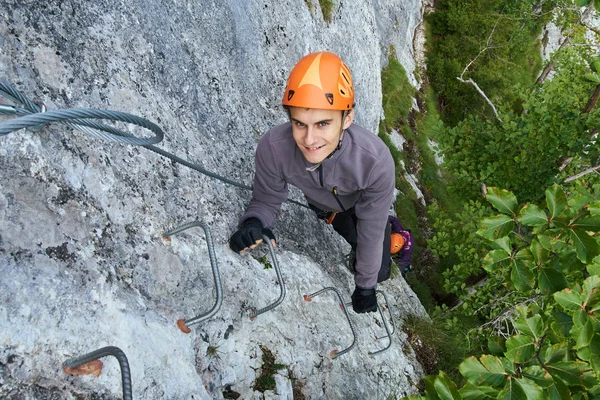 Genç çocuk yolu üzerinde tırmanma 