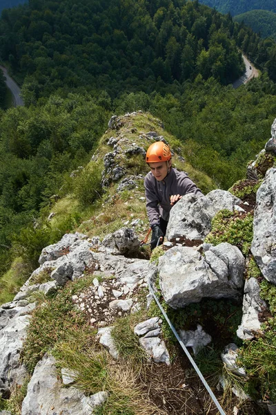 Genç çocuk yolu üzerinde tırmanma 