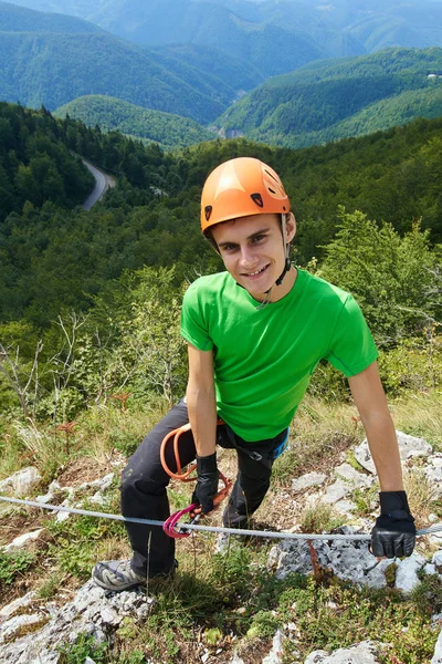 Jonge jongen klimmen — Stockfoto