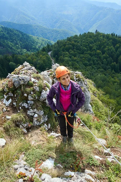 경로에 등산 하는 여자 — 스톡 사진