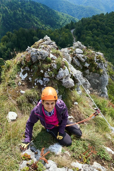 Vrouw klimmen op route — Stockfoto