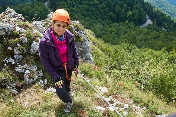 Kobieta, wspinaczka na trasie — Zdjęcie stockowe