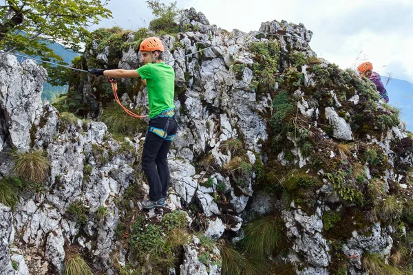 People climbing  in mountains — Stock Photo, Image