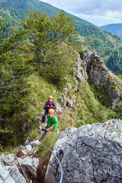 Lidé, lezení v horách — Stock fotografie