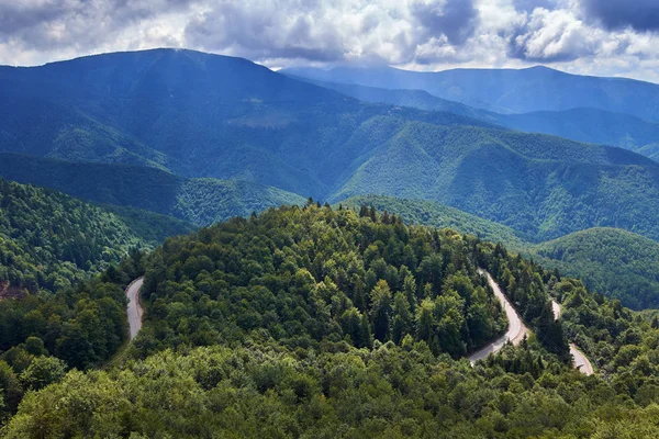 与石灰岩山地景观 — 图库照片