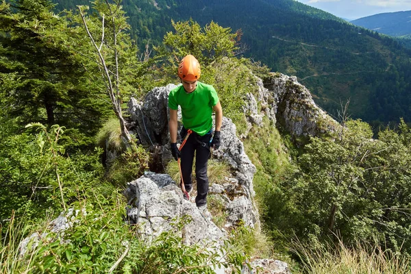 Bambino che cammina sulla scogliera di montagna — Foto Stock