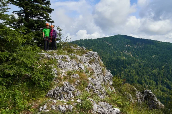 Madre e hijo en la montaña —  Fotos de Stock