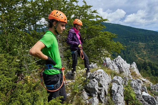 Anne ve oğlu dağda