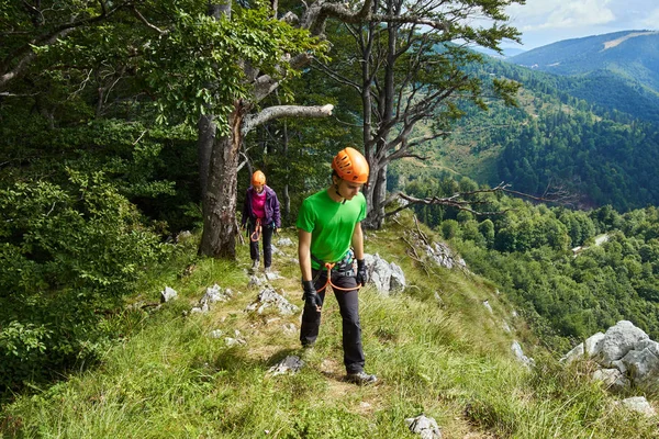 Via ferrata ekipman ile insanlar