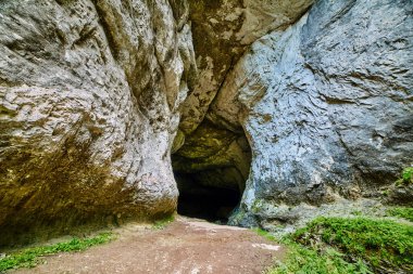 kireçtaşı dağlarında mağara