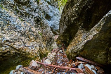kireçtaşı dağlarında mağara