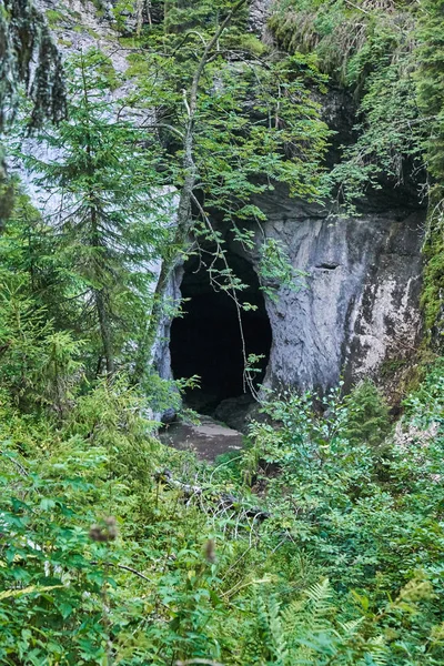 Grotta i kalkstensberg — Stockfoto